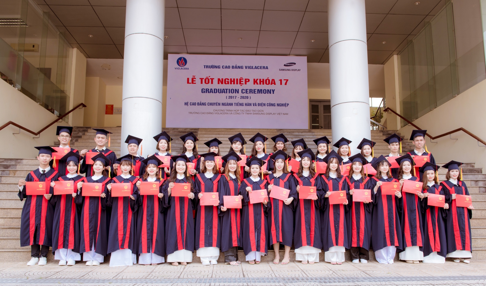 Viglacera College held the Graduation Ceremony for 17th course students